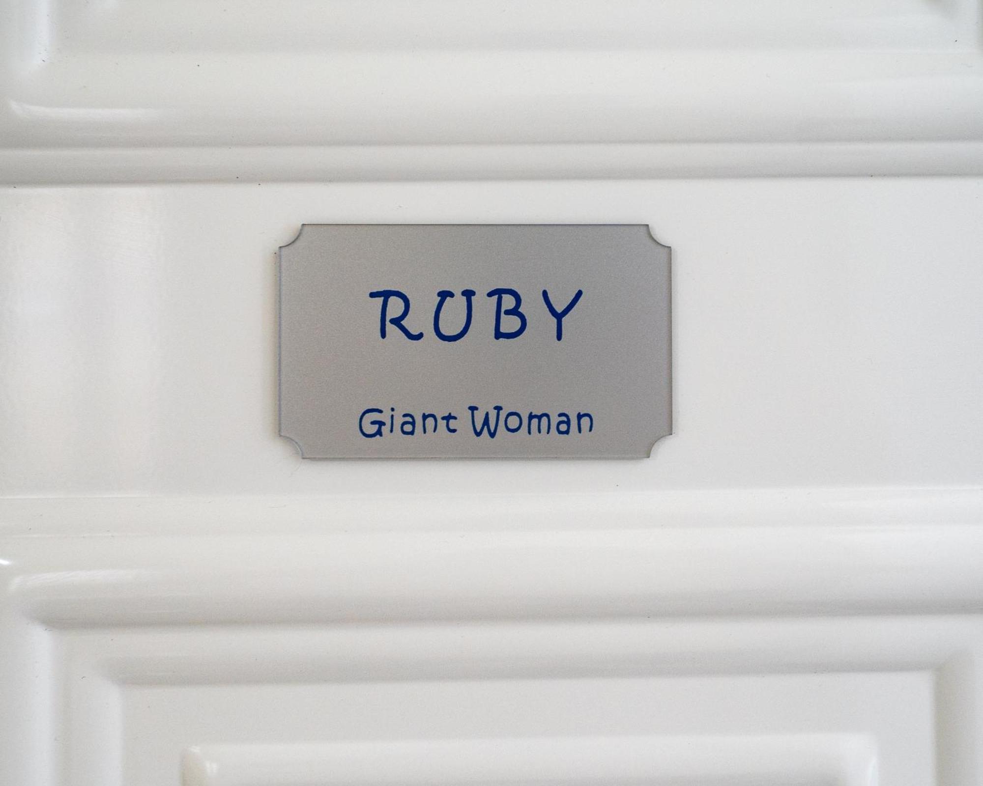 Giant Woman Apartment ชูสท์ซูโรส ภายนอก รูปภาพ